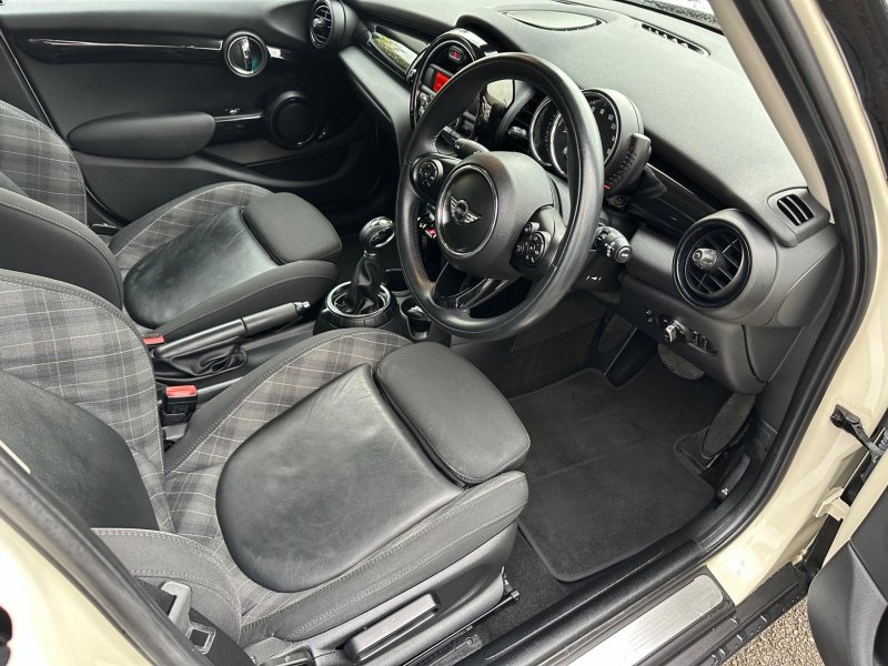 MINI HATCH